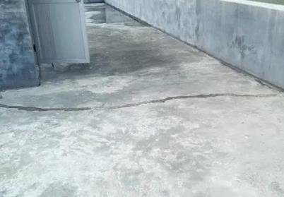 新津楼顶漏水维修公司分享下如何解决卫生间隐蔽部位漏水的问题?