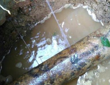 新津楼顶渗水维修公司分享下地暖漏水的原因及检测方法。